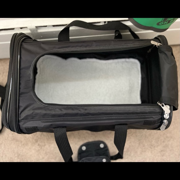 Like new Sherpa on Wheels pet carrier - Picture 7 of 7